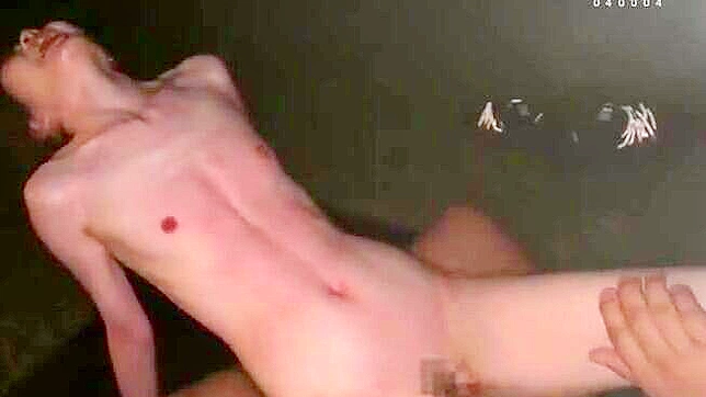 日本顺从女被两位主人挑逗并满足