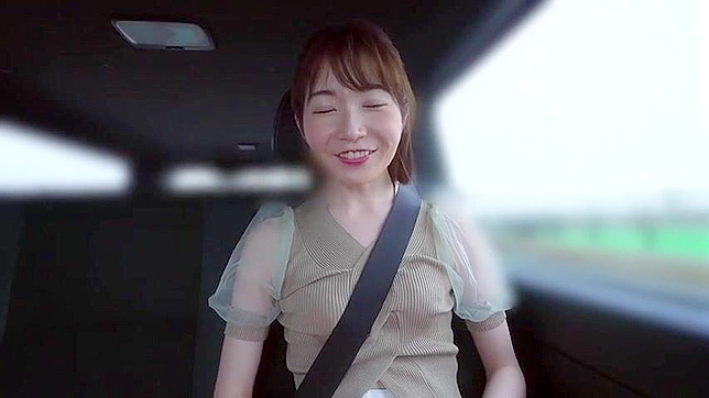 日本顺从女被两位主人挑逗并满足