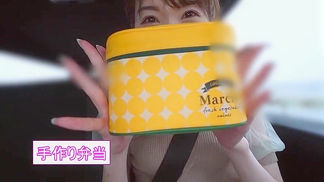 日本顺从女被两位主人挑逗并满足