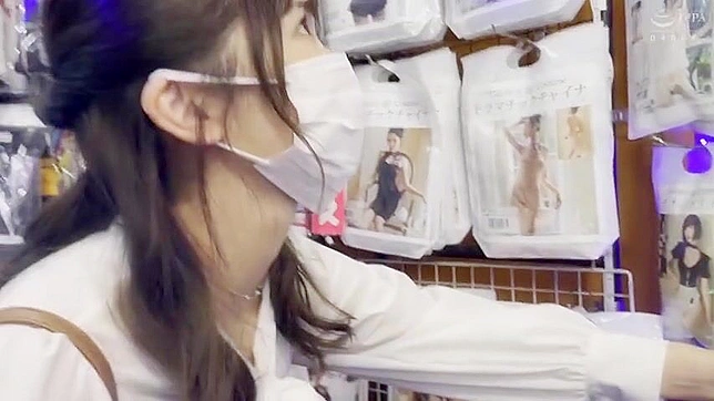 绑起来羞辱 – 池中的亚洲熟女奴隶