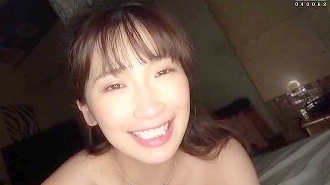 受辱的日本少女为陌生人提供口交服务