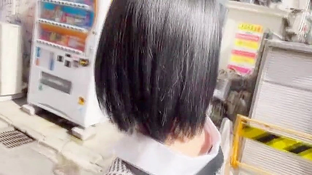 受辱的日本少女柚木由美被绑住并浇精液