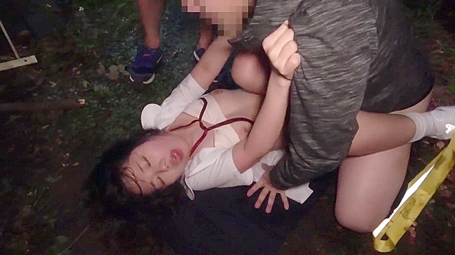 羞辱统治：日本女郎脱下大胸，穿着丝袜在持久饥渴情人面前张开美腿