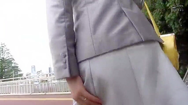 奴隶的屈辱：被绑住并被迫舔阴部的动漫色情片