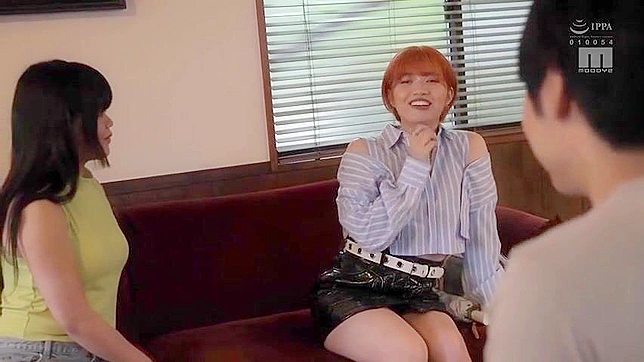羞辱式调教：穿内衣的亚洲女奴迫使陌生人高潮