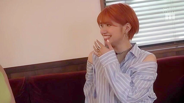 羞辱式调教：穿内衣的亚洲女奴迫使陌生人高潮