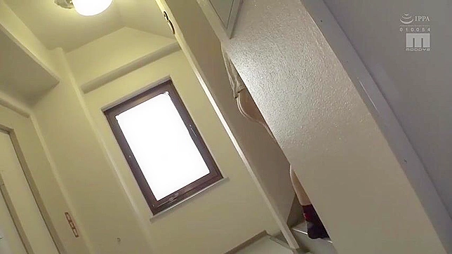 羞辱奴隶：娇小瘦弱的日本女在为男友洗澡时性欲高涨，骑乘式索取体内射精。