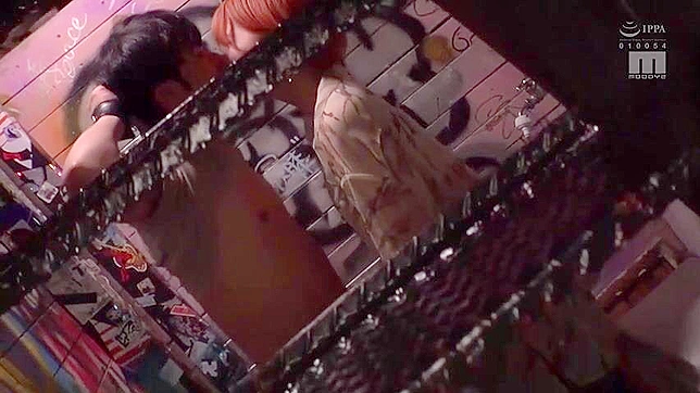 羞辱奴隶被绑住享受屈辱惩罚的快感