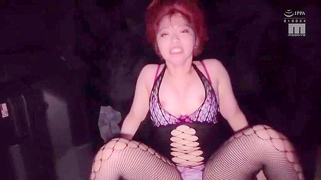 受辱的戴绿帽丈夫被迫观看妻子与霸道老板做爱