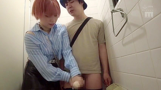 被羞辱的日本少女绑住，隔着内裤被狠狠干了