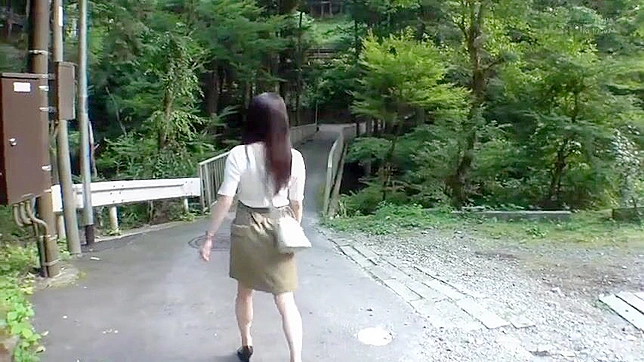 奴隶的屈辱：被绑住的日本女孩指操和性交，接受颜射。