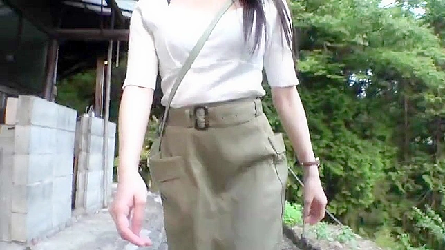 奴隶的屈辱：被绑住的日本女孩指操和性交，接受颜射。