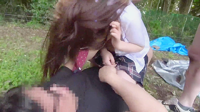 羞辱按摩：技师手指探索小胸丰满客户的修剪丛林