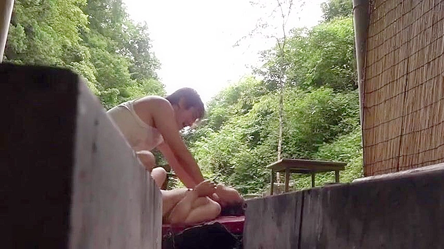 窒息羞辱：奴隶女在公共场合屈服于主导伴侣的扼制