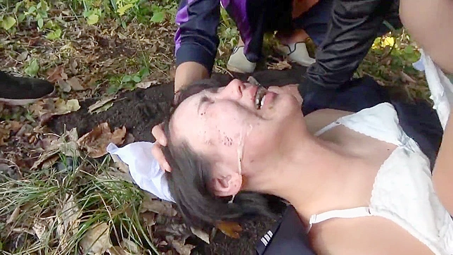 羞辱游戏：泡臀日本女孩迅速为男友湿身