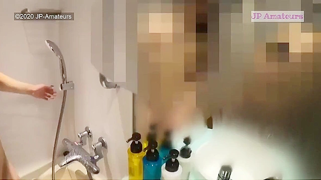 见证东京苗条年轻模特在淋浴间的迷人之美