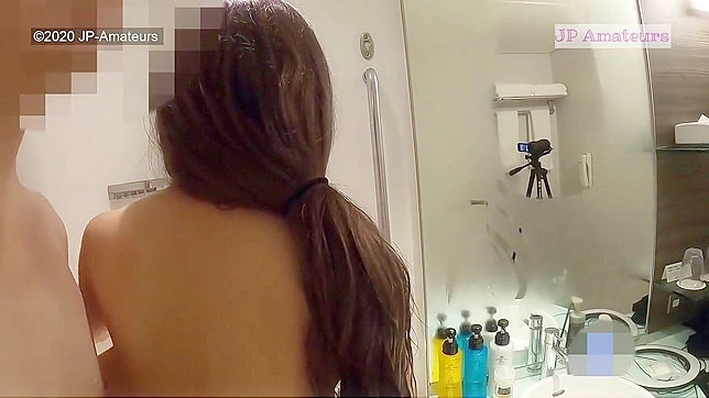 见证东京苗条年轻模特在淋浴间的迷人之美