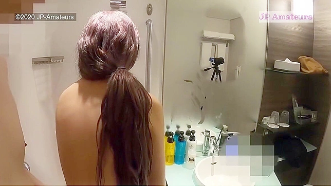 见证东京苗条年轻模特在淋浴间的迷人之美