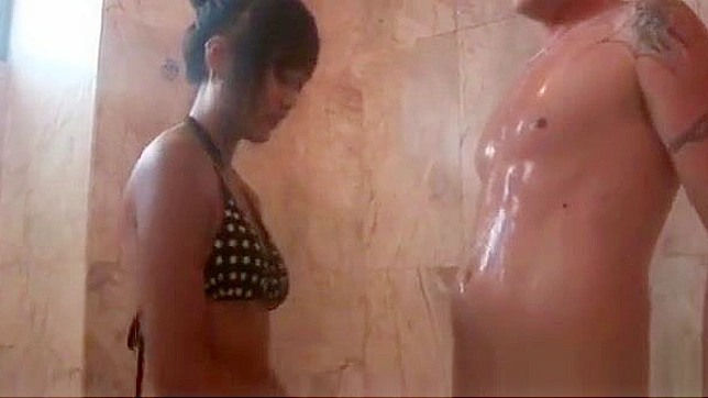 日本美女用肥皂为大屌做热力按摩！与这位迷人的魅惑者共度亚洲幻想吧！