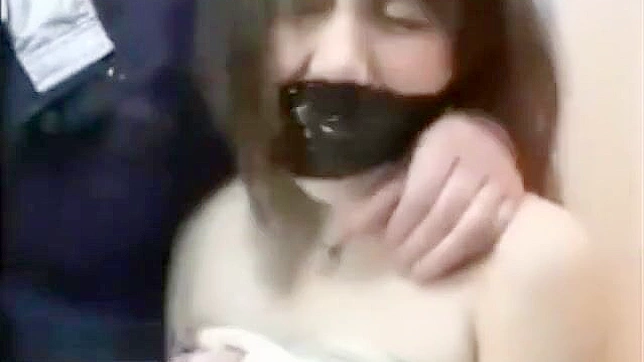 浴室激情：丰满的JAV熟女遭猛烈身体攻击