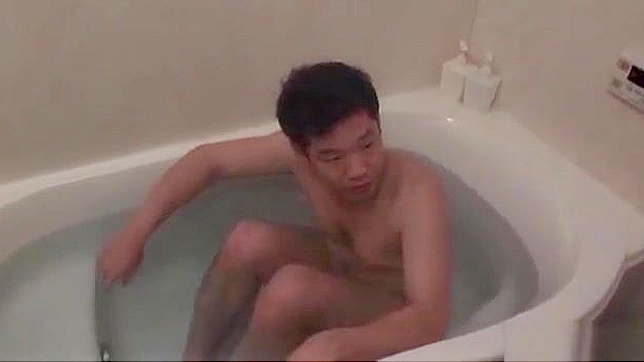 日系少女浴室四人狂野激情~成为热门AV女优的好处多多！
