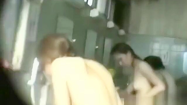 在公共浴场体验迷人日本美人的诱惑魅力