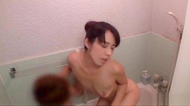 亚洲妖精揭秘如何愉悦巨大硬挺的阳具