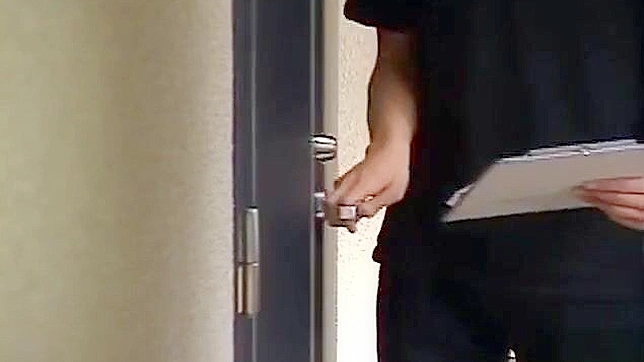 日本女神藤瀬由美用手指探入湿润的唇间