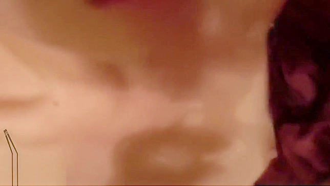 邂逅蓝眼迷人的熟女，她在JAV视频中渴望 creampie！