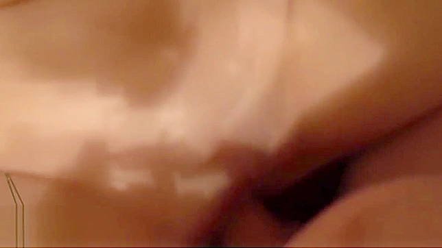 邂逅蓝眼迷人的熟女，她在JAV视频中渴望 creampie！