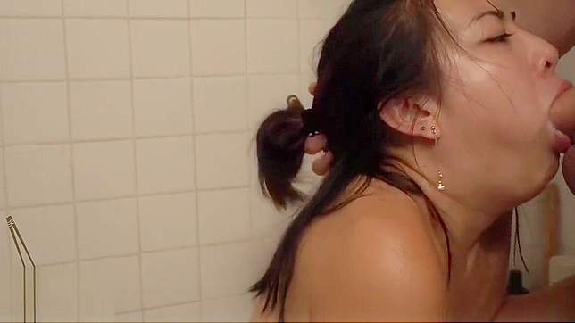 邂逅蓝眼迷人的熟女，她在JAV视频中渴望 creampie！