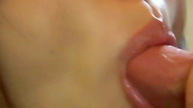 JAV魅惑女优花野真衣以变态女仆角色诱惑老板并口交