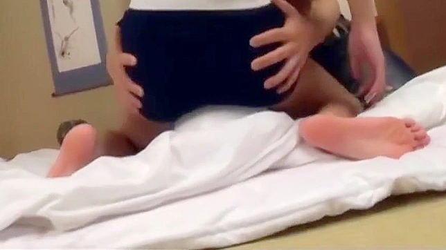 帅哥与日本美女嬉戏 并在大开腿位下射进她的阴道里