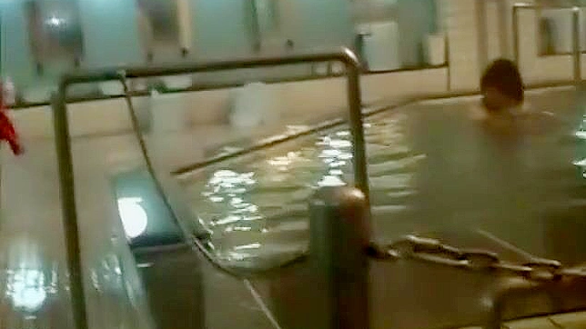 日本美女在教室被三个男人猛烈地口交和阴道操