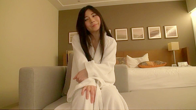 与迷人日本辣妹在淋浴中玩精液游戏！