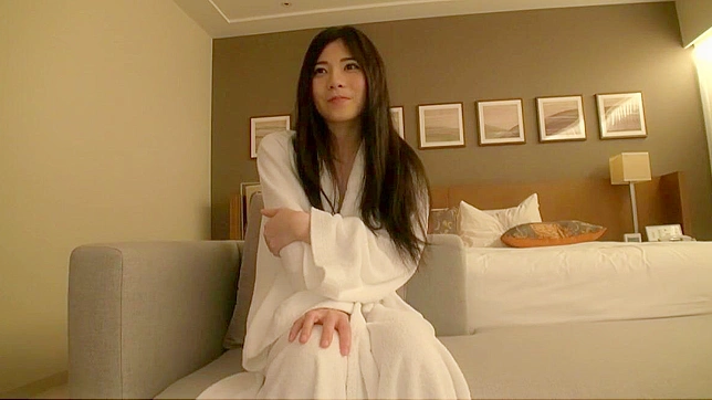 与迷人日本辣妹在淋浴中玩精液游戏！