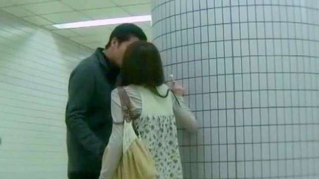 尽情欣赏诱人的上原由衣在JAV片段中的激烈手指活动！