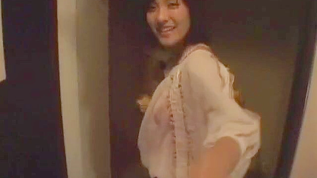 和迷人的日本片星绫川奈一起释放欲望,体验异国情调的POV成人影片。