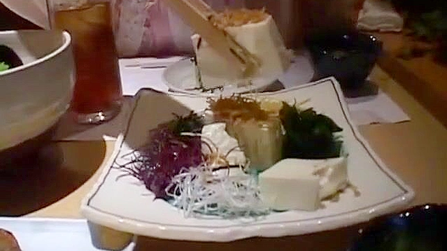 和迷人的日本片星绫川奈一起释放欲望,体验异国情调的POV成人影片。