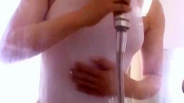 北川夏樹在疯狂恋物手交中的性感身材JAV视频