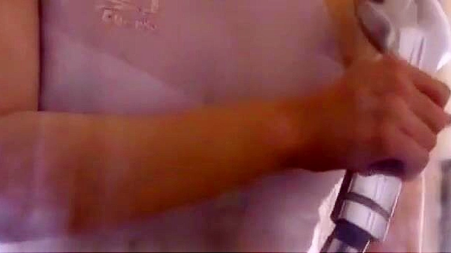 北川夏樹在疯狂恋物手交中的性感身材JAV视频