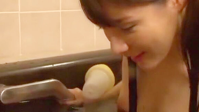 疯狂的日本女性在必看淋浴JAV合集中释放狂野一面