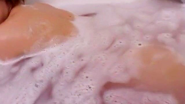 梦木由美：迷人的日本女巫，拥有难以置信的小胸部，在激情口交场景中。