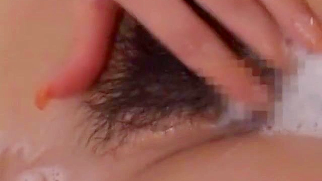 梦木由美：迷人的日本女巫，拥有难以置信的小胸部，在激情口交场景中。