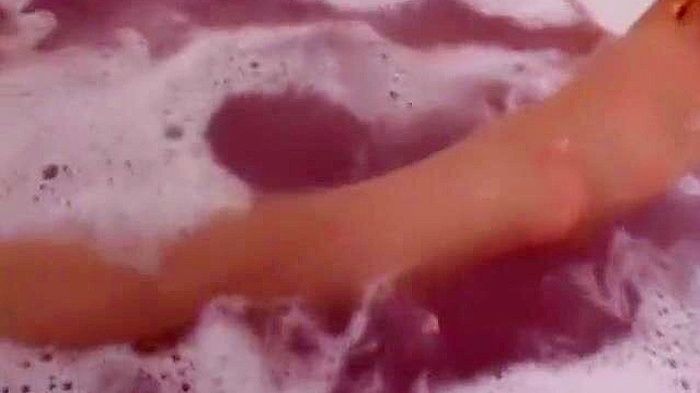 梦木由美：迷人的日本女巫，拥有难以置信的小胸部，在激情口交场景中。