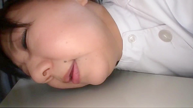 丰满的护士用摇摆臀部引诱病人进行激情互动
