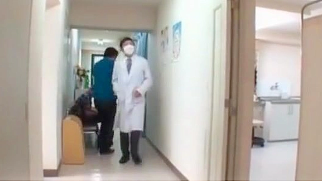 日本 MILF 护士在工作中被大屌迷住！立即观看独家片段吧！