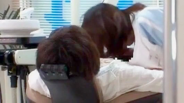 日本 MILF 护士在工作中被大屌迷住！立即观看独家片段吧！