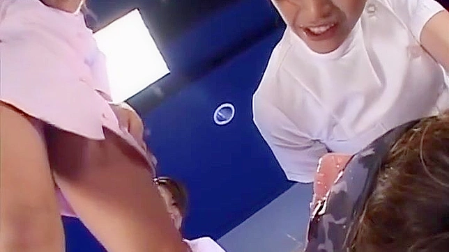 释放欲望：性感护士的激烈群交场景！