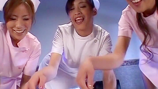 释放欲望：性感护士的激烈群交场景！